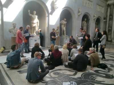 RomEx12/3 Studierende vor Statue von Kaiser Augustus